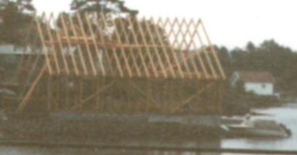 Holzhaus, Bucht, Boot (Ausschnitt).