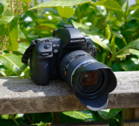 Olympus E-5 (fotografiert von Nikon D700)