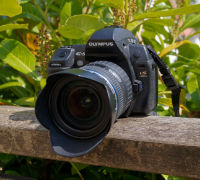 Olympus E-5 (fotografiert von Olympus E-M5)